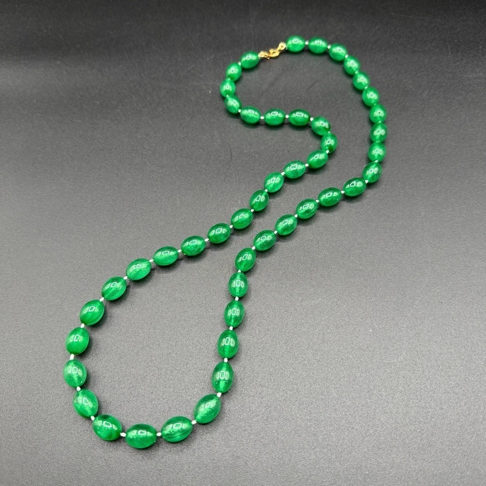 Elegant Vintage Emerald Green Colored Lucite Beaded Necklace